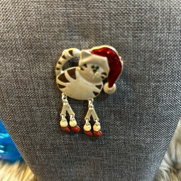 Cute little Christmas stick pin with the cat - Picture 1 of 2